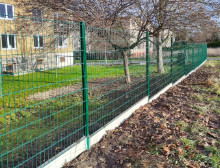 Montáž 2D plotových panelů s podhrabovými deskami – Mariánské Lázně Montáž 2D plotových panelů s podhrabovými deskami – Mariánské Lázně