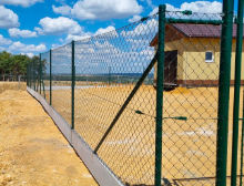 Montáž čtyřhranného pletiva a podhrabových desek – Nevřeň Montáž čtyřhranného pletiva a podhrabových desek – Nevřeň