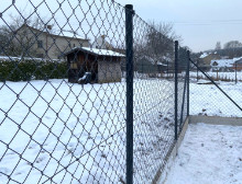 Montáž čtyřhranného pletiva a podhrabových desek – Tábor Montáž čtyřhranného pletiva a podhrabových desek – Tábor