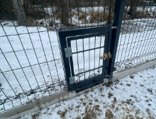 Montáž 3D plotových dílců antracitové barvy – Úněšov Montáž 3D plotových dílců antracitové barvy – Úněšov