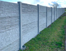 Montáž betonového plotu a pozinkovaného pletiva – Podluhy Montáž betonového plotu a pozinkovaného pletiva – Podluhy