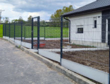 Montáž antracitových 2D panelů s podhrabovými deskami – Karlovy Vary Montáž antracitových 2D panelů s podhrabovými deskami – Karlovy Vary