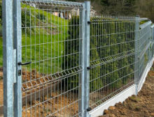 Montáž pozinkovaných 3D panelů s podhrabovými deskami – Písek Montáž pozinkovaných 3D panelů s podhrabovými deskami – Písek