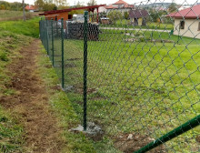 Montáž klasického čtyřhranného zeleného pletiva – Líšťany Montáž klasického čtyřhranného zeleného pletiva – Líšťany