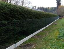 Montáž čtyřhranného pletiva a podhrabových desek – Nýřany Montáž čtyřhranného pletiva a podhrabových desek – Nýřany