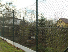 Montáž klasického čtyřhranného pletiva a podhrabových desek – Plasy Montáž klasického čtyřhranného pletiva a podhrabových desek – Plasy