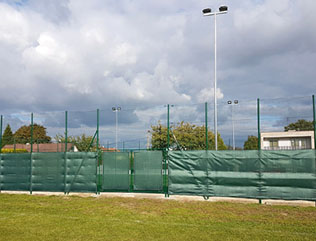 Montáž čtyřhranného poplastovaného tenisového pletiva Realizace - Pletený Újezd