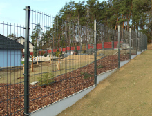 Montáž 2D plotových panelů v antracitové barvě a podhrabové desky – Třemošná u Plzně Montáž 2D plotových panelů v antracitové barvě a podhrabové desky – Třemošná u Plzně