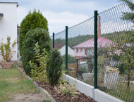 Montáž plotu z čtyřhranného pletiva - Třemošná Montáž klasického čtyřhranného pletiva bez ND a podhrabových desek - Třemošná