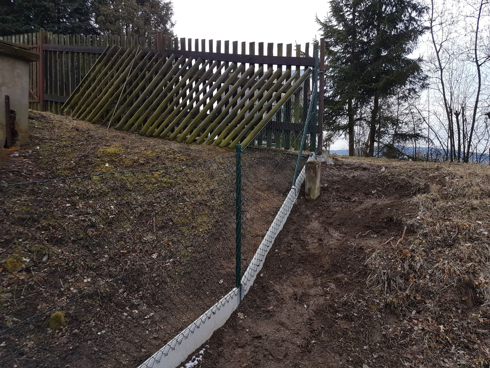 Pletiva Dobrý - Šťáhlavy, stavba pletivového plotu s podhrabovou deskou