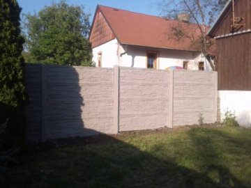 montáž betonového plotu