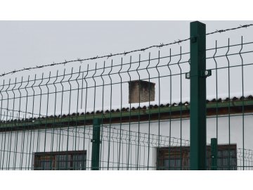 Příchytky plotového panelu a ostnatý drát PVC