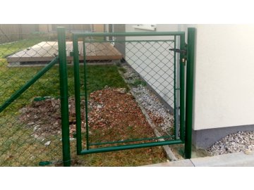 zelené pletivo klasické čtyřhranné branka