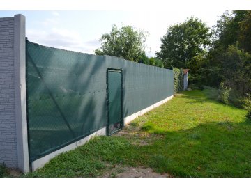 Realizace – betonový plot, čtyřhranné pletivo, stínící tkanina | Čeminy