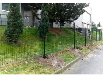 Realizace – 3D plotové panely na kulatých sloupcích | Plzeň