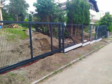 Realizace – 3D plotové panely, podhrabové desky a posuvná brána | České Budějovice