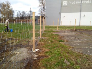 Realizace – lesnické pletivo na dřevěné kůly | Praha
