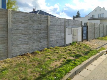 Realizace – betonový plot, vzor štípaný kámen | České Budějovice