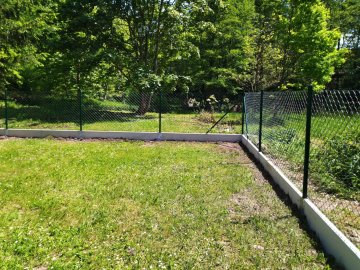 Realizace – čtyřhranné zelené pletivo a podhrabové desky | Plzeň