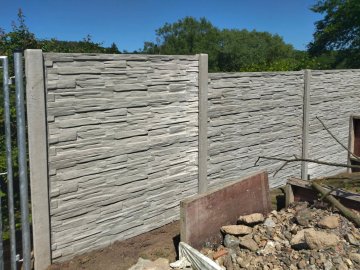 Realizace – betonový plot, vzor štípaný kámen | Šťáhlavy