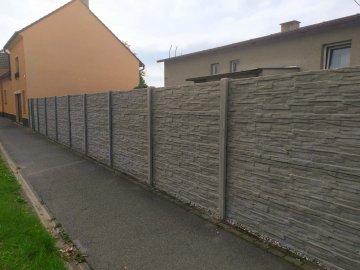 Realizace – betonový plot, vzor štípaný kámen | Plzeň