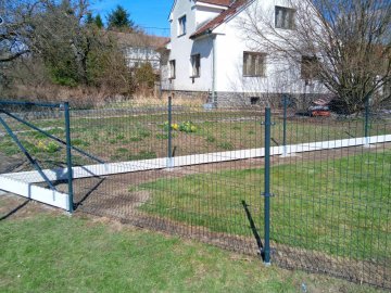 Realizace – antracitové plotové panely a čtyřhranné pletivo | Zvíkov