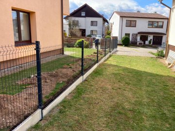 Realizace – 3D plotové panely a podhrabové desky | Velešín