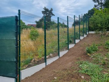 Realizace – 3D plotové panely a podhrabové desky | Chválenice