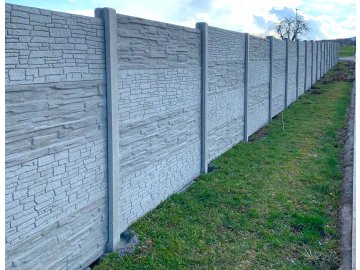 Realizace – betonový plot a pozinkované čtyřhranné pletivo s deskami | Podluhy
