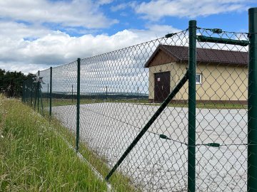 Realizace – čtyřhranné pletivo a podhrabové desky | Nevřeň