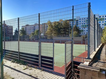 Realizace – 2D plotové panely a původní sloupky | Plzeň