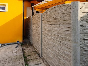 Realizace – betonový plot | Milovice