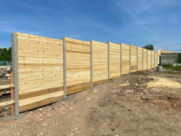 Realizace – dřevěný plot v betonových sloupkách | České Budějovice