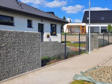Realizace – 2D plotové panely a gabionová sypaná stěna | Jičín