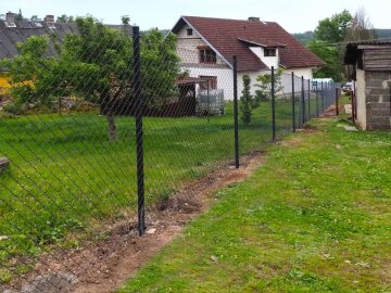 Realizace – antracitové čtyřhranné pletivo | Chodov
