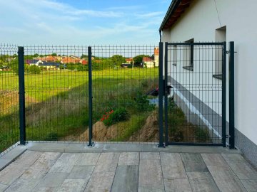 Realizace – 3D plotové panely na patkách | Ivančice