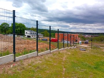 Realizace – 2D plotové panely a původní podhrabové desky a podezdívka | Vejprnice