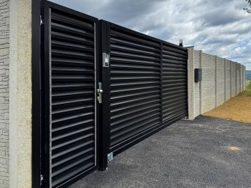 Realizace – branka a posuvná brána z lamelových panelů | Chválenice