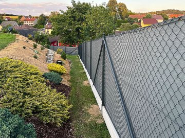 Realizace – čtyřhranné pletivo a šedá stínící tkanina | Česká Třebová