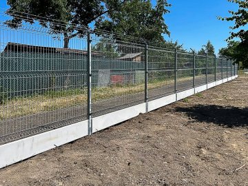 Realizace – 3D panely, čtyřhranné pletivo a ostnatý drát | Chomutov