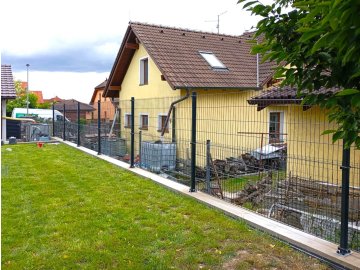 Realizace – 2D plotové panely na podezdívce | Vejprnice