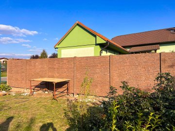Realizace – betonový plot s dekorem dřeva | Přerov