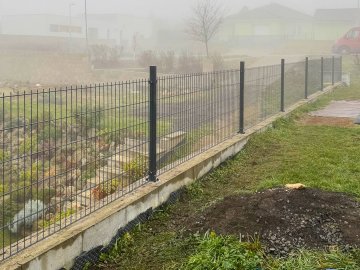 Realizace – 2D plotové panely na podezdívce | Chomutov