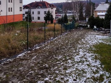 Realizace – čtyřhranné pletivo a folie pod plot | Chodov