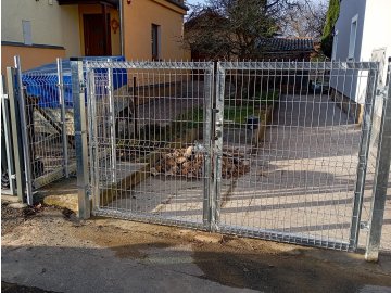 Realizace – 3D plotové panely a původní sloupky | Plzeň