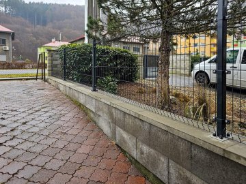 Realizace – 3D plotové panely na podezdívce | Vsetín