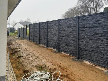 Realizace – betonový plot v barvě grafit | Přerov