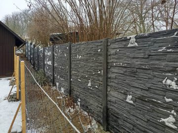 Realizace – betonový plot v barvě grafit | Blansko