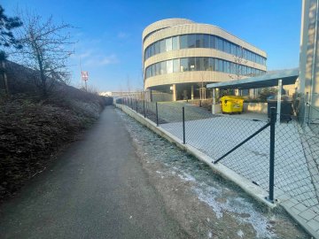 Realizace – čtyřhranné pletivo na podezdívce | Beroun