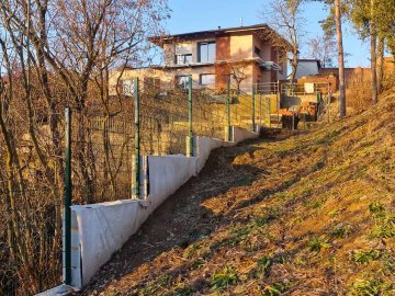 Realizace – 2D plotové panely na podezdívce | Černošice